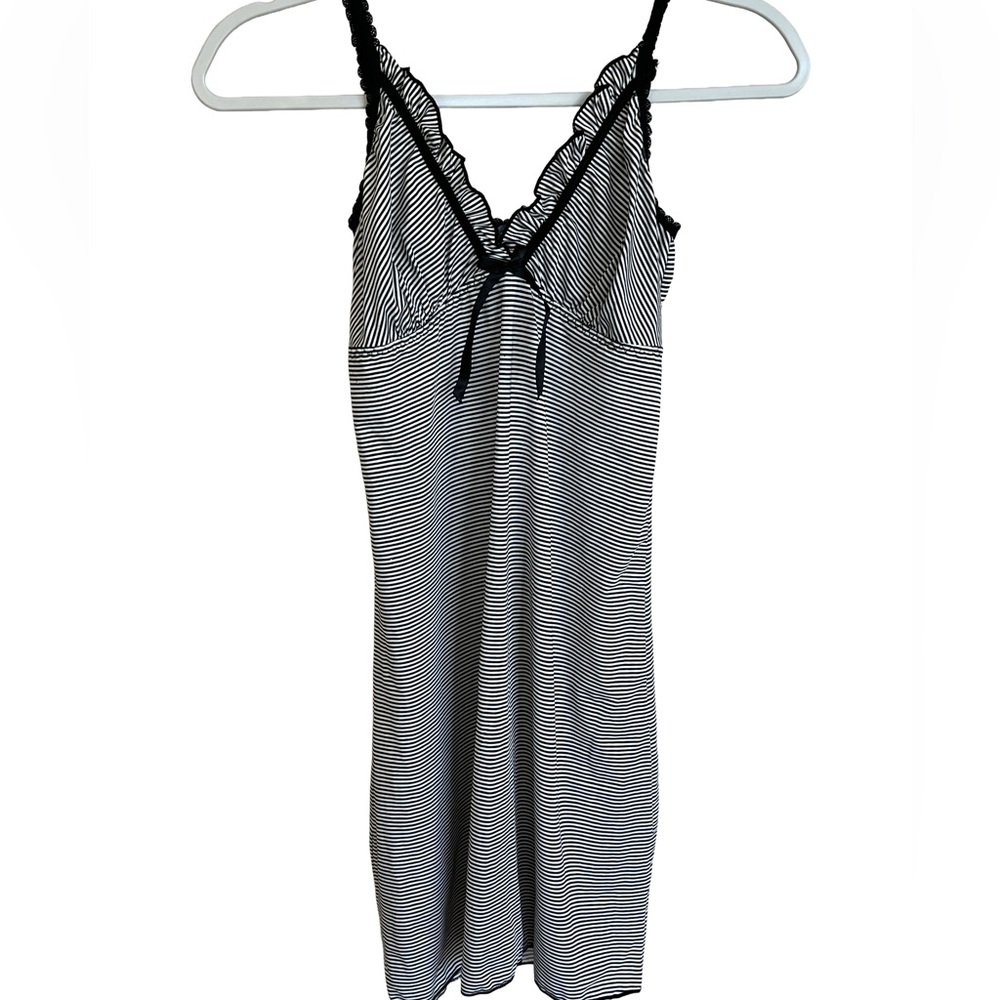 Elegant Black and White Striped Women's Chemise - Picture 4 of 6